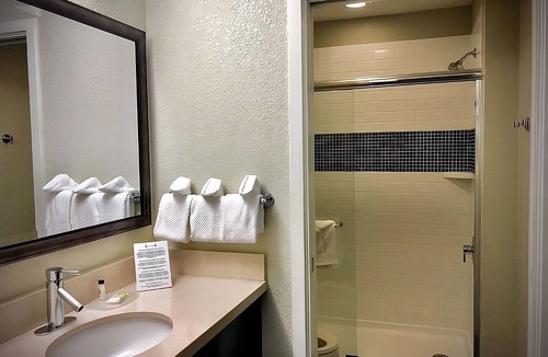 San Bruno Hotel | Close to San Francisco Zoo! 2 Spacious Units, Free Breakfast, Pool, Pet-friendly