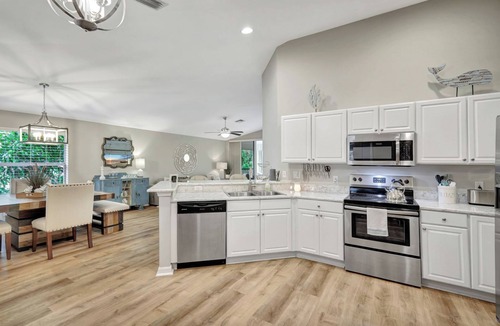 Fort Myers Condo | Colonial Country Club: Modern 2BR/2BA Condo in – Pool, Golf, Tennis, Pickleball