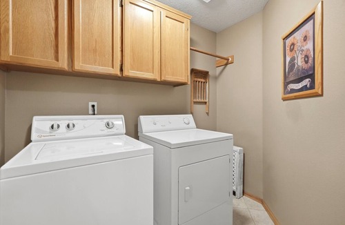 Dundee House | Comfortable & Clean | 2 King Beds | Single Level
