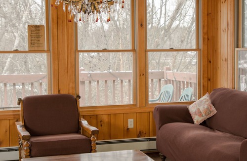 Princeton House | Comfy family-friendly log-sided home with lake frontage and dock