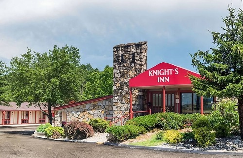 Summit Hotel | Comfy Unit, Table Tennis, Pool, Free Parking, Free WiFi, Pets Allowed