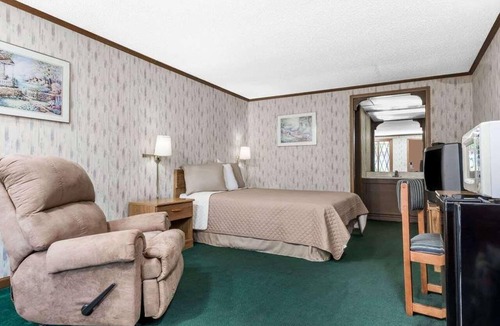 Summit Hotel | Comfy Unit, Table Tennis, Pool, Free Parking, Free WiFi, Pets Allowed