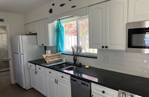 Bay Esplanade House | Completely RENOVATED-Clearwater Beach🌴 spotless, pet-fenced 2 min walk to beach