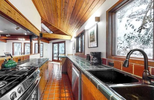Alyeska Ski Chalet | Compton's Chalet | Forest Solarium | Hot Tub