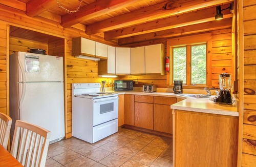 Rangeley Plantation House | 🐾Connaughton - Private log home along the South Shore of Rangeley Lake, dog friendly