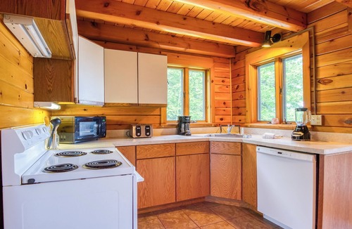 Rangeley Plantation House | 🐾Connaughton - Private log home along the South Shore of Rangeley Lake, dog friendly