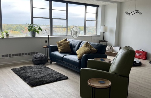 Franklin Park Condo | CONTEMPORARY DOWNTOWN CONDO--BEAUTIFULLY RENOVATED & NEWLY FURNISHED
