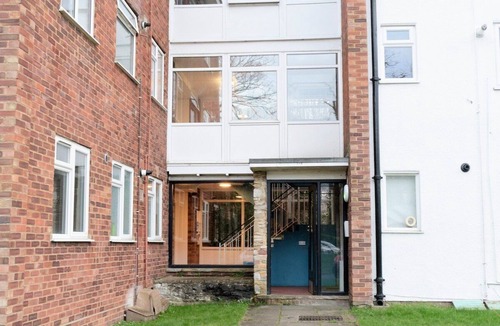 Earley Apartment | Convenient Accommodation near Reading University