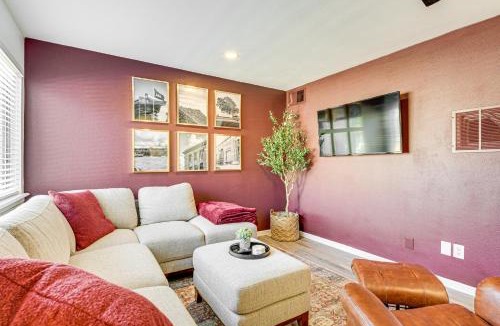 College Station House | Convenient Bryan Townhome w/Patio < 3 Mi to A&M!