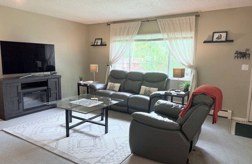 North Star House | Convenient location. Fully stocked kitchen. Washer & Dryer in unit.