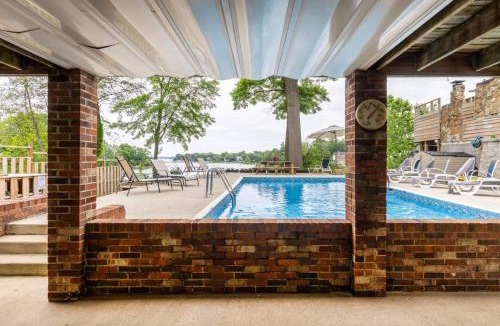 Arnold House | Cool Spring Suite