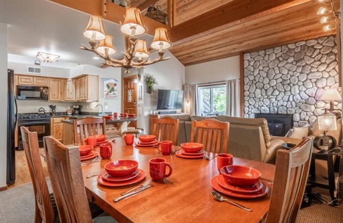 Mammoth Lakes Condo | Corner Condo with Shared Hot Tub! Near Free Shuttle to Town!