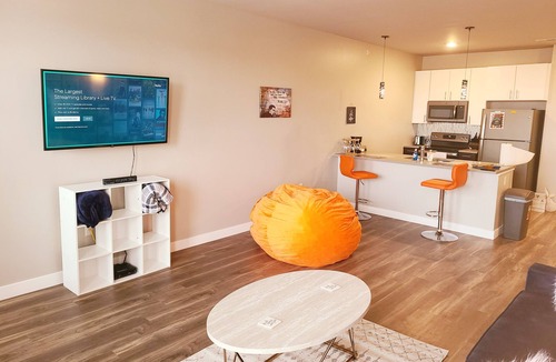 Soulard Apartment | Corner Queen Suite w/Pool, Gym, and Hot Tub (330)