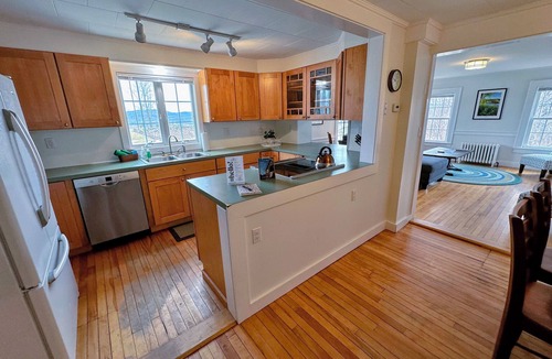 Bethlehem House | Cottage at Yankee Magazine "Best of New England" w/trails, gorgeous views, AC, Dog Friendly!