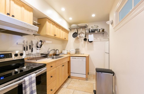 Berkeley Condo | Couples Condo Above Memorial Stadium