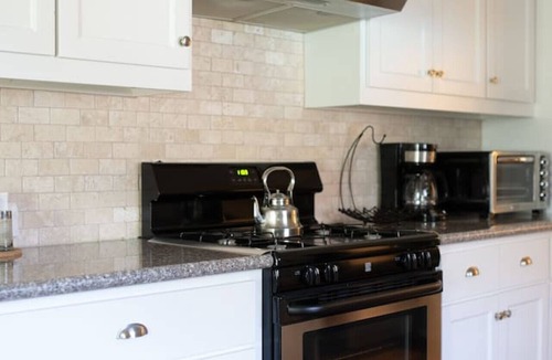 Redmond Terrace House | Covered Pool 1 Mi Walk to Kyle Field