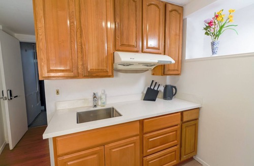 Russian Hill Apartment | Cozy 1-Bedroom Basement Apartment in North Beach, Steps from Iconic Landmarks