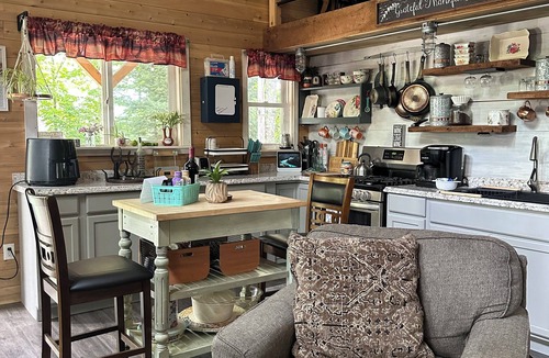 Newport Cabin | Cozy 1-bedroom cabin with AC/fireplace/hottub/infrared sauna in charming Newport