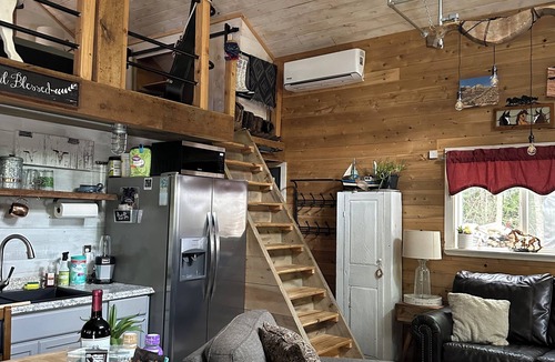 Newport Cabin | Cozy 1-bedroom cabin with AC/fireplace/hottub/infrared sauna in charming Newport