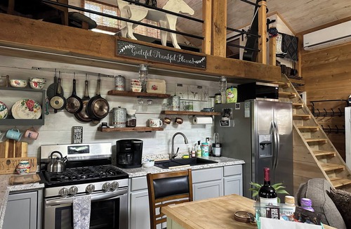 Newport Cabin | Cozy 1-bedroom cabin with AC/fireplace/hottub/infrared sauna in charming Newport