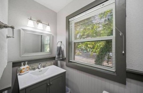 San Antonio Condo | Cozy 1BR located in the Historic District downtown just minutes from the Pearl!