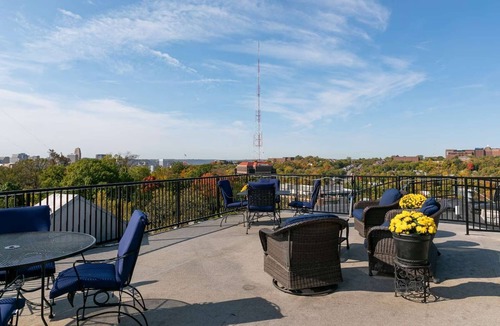 Mount Adams Condo | Cozy 2 Bdrm/1 Bath Condo near Eden Park