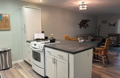 Old Seward - Oceanview Apartment | Cozy 2-bedroom apartment in enchanting Anchorage with WiFi