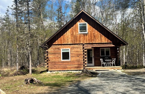 Buffalo Soapstone Cabin | Cozy 2-bedroom pet friendly cabin in beautiful Palmer, perfect for your getaway