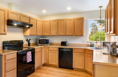 Juneau Apartment | Cozy 2BR Apt, Hot tub, King bed, secluded, and freshly remodeled!
