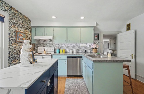 Easttown Apartment | Cozy and charming 2-bedroom Apartment in Grand Rapids with AC