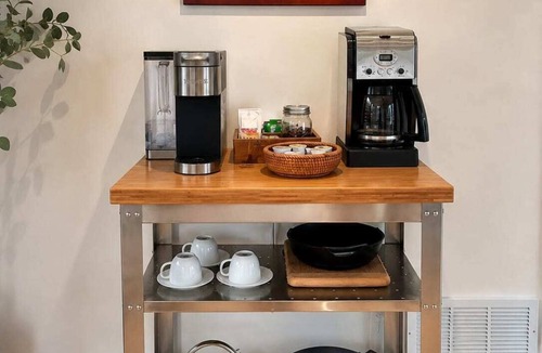 Spenard House | Cozy boutique home near the airport