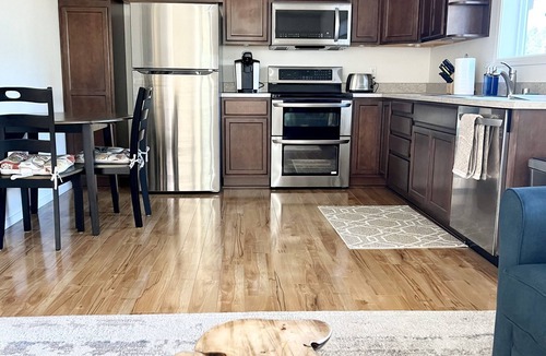 Mendenhaven Apartment | Cozy & Clean 1 Bedroom Apartment - Free Parking