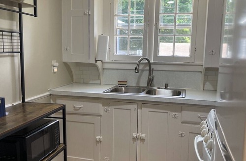 Mount Pleasant Cottage | Cozy Coach House: just minutes to CMU and Soaring Eagle Casino