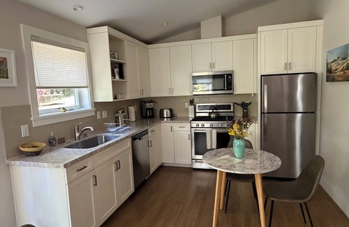 Lafayette Cottage | Cozy contemporary cottage in downtown Lafayette near shops and restaurants