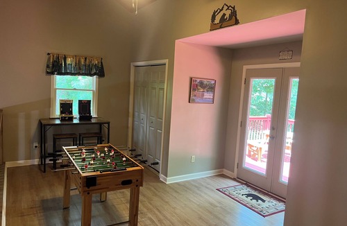 Ellijay Cabin | Cozy Coosawattee Cabin on top of Eagle Mountain with hot tub, fire pit and fun!