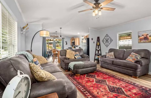 Pointblank House | Cozy Cottage on lake Livingston with Kayaks included