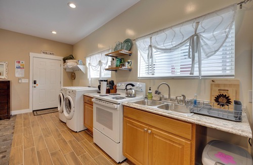 Old North End Apartment | Cozy Couple's Retreat 5 Mi to Garden of the Gods!