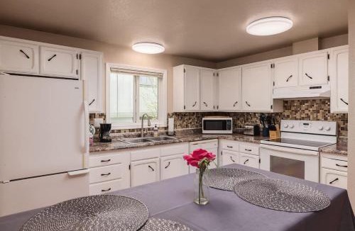 Taku - Campbell Apartment | Cozy Creekside Retreat -2BR Near Airport