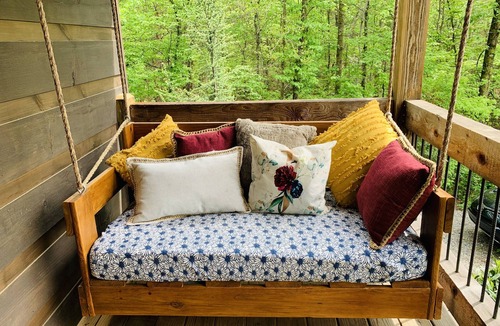 Ellijay House | Cozy Ellijay Cabin-close to hiking, Red apple barn, waterfalls and wineries!