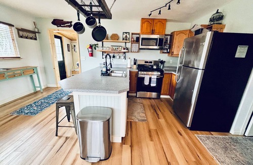 Homer House | Cozy family- friendly in town house w/a backyard, garden, BBQ, and a firepit.