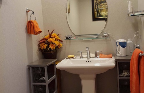 Berryessa Condo | Cozy Furnished Bedroom with Private Hallway Bath in North San Jose 北聖何西寬敞整洁大臥室