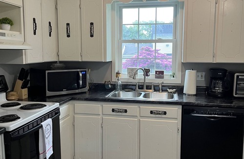 Auburn House | Cozy Home Away From Home! Right Outside of the City! Dog Friendly!