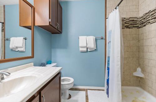 Huntsville House | Cozy Huntsville Condo - 2BR Near SHSU - Pool - WiFi - Free Parking