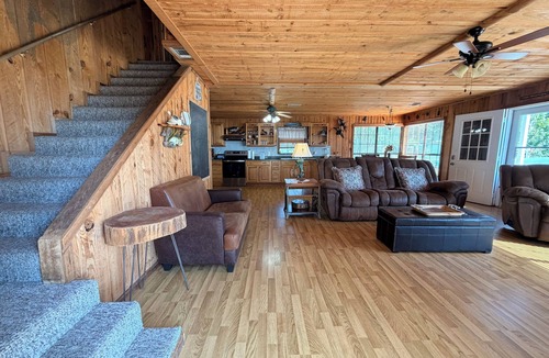 Pointblank Cabin | Cozy Lakefront Getaway On Lake Livingston.