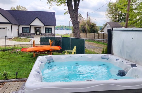 Craig Beach House | Cozy Lakehouse 1 min away from Craig Beach private 1/2 acre and hot tub