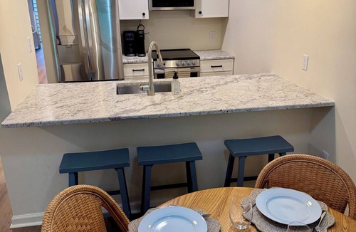 Dodds Addition Apartment | Cozy Lakeview Stay by the Beach