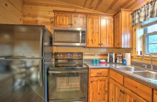 Millersburg Apartment | Cozy Lodge Suite with Balcony in Ohio's Amish Country