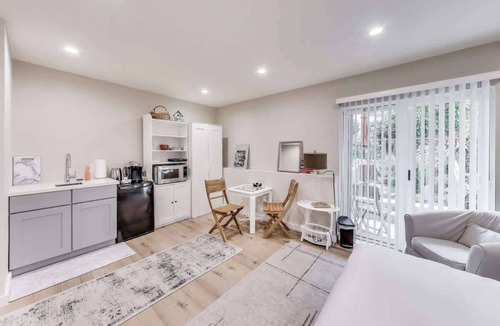Marina District House | Cozy Marina Studio w/Murphy Bed & Garden Oasis