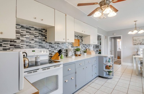 Ferron House | Cozy Mtn-View Retreat w/Yard: Near Hiking & Golf!