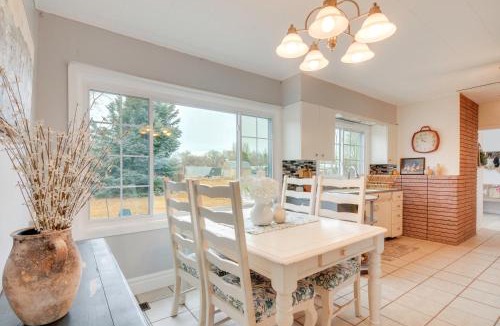 Ferron House | Cozy Mtn-View Retreat w/Yard: Near Hiking & Golf!